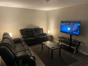 3 bedroom House with a nature backyard!